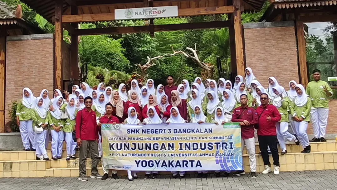 Kunjungan Industri siswa kelas X LPKKK 1, X LPKKK 2, dan X LPKKK 3 (Jurusan Farmasi) SMKN 3 Bangkalan di PT Naturindo Fresh, Kulonprogo, Yogyakarta.